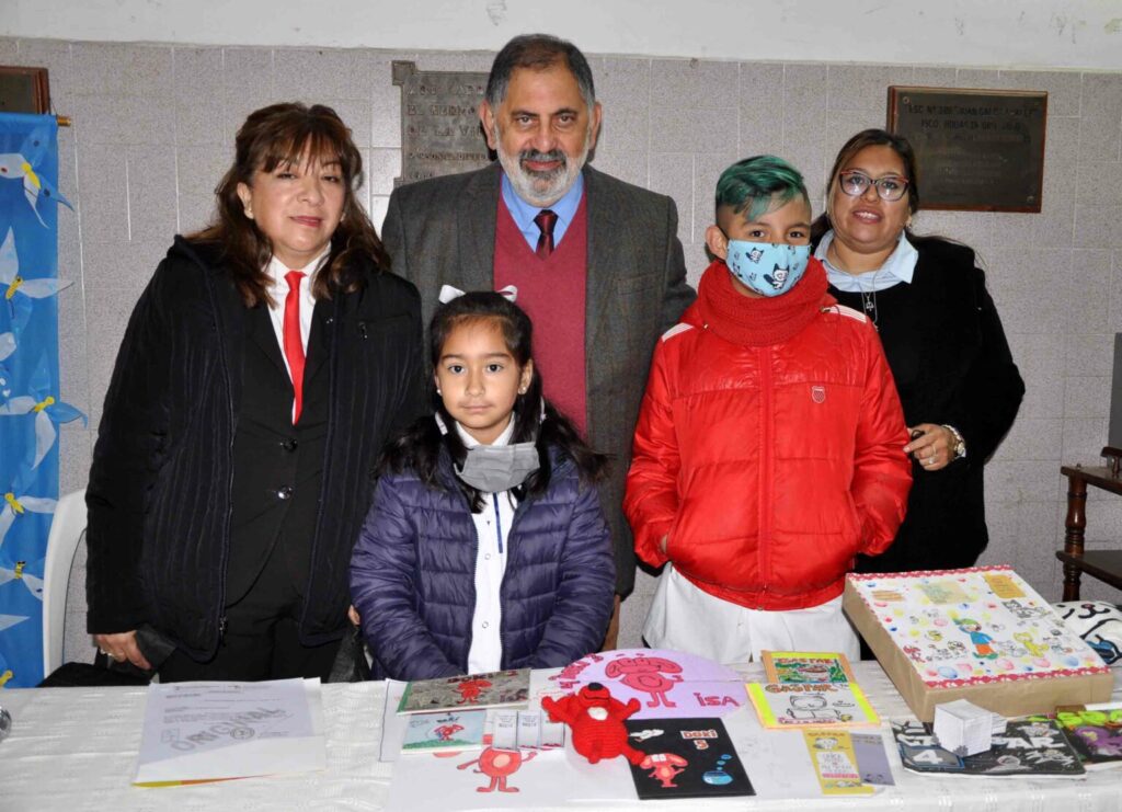 El intendente Raúl “Chuli” Jorge distinguió a Gamariel Jonatan Ortega y María Isabela Albarracín, dos alumnos del cuarto grado de la Escuela N°388 “Juan Galo Lavalle”, por las historietas “Doki ” y “Gaspar”. 