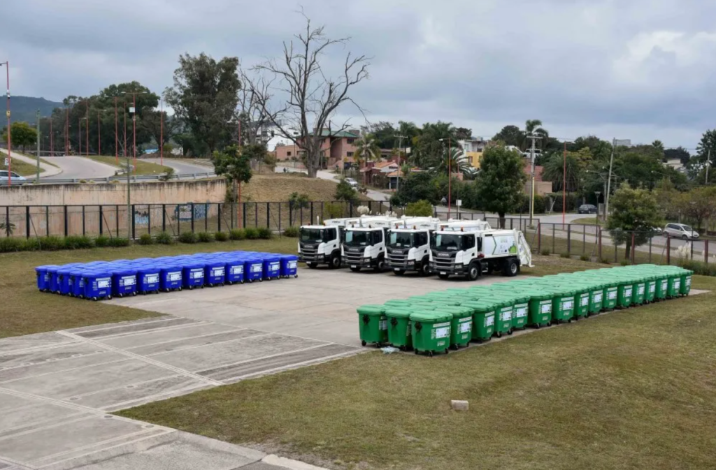 El gobernador Gerardo Morales entregó 4 camiones y 100 contenedores a la Municipalidad de San Salvador de Jujuy para recolección y gestión de residuos sólidos urbanos.