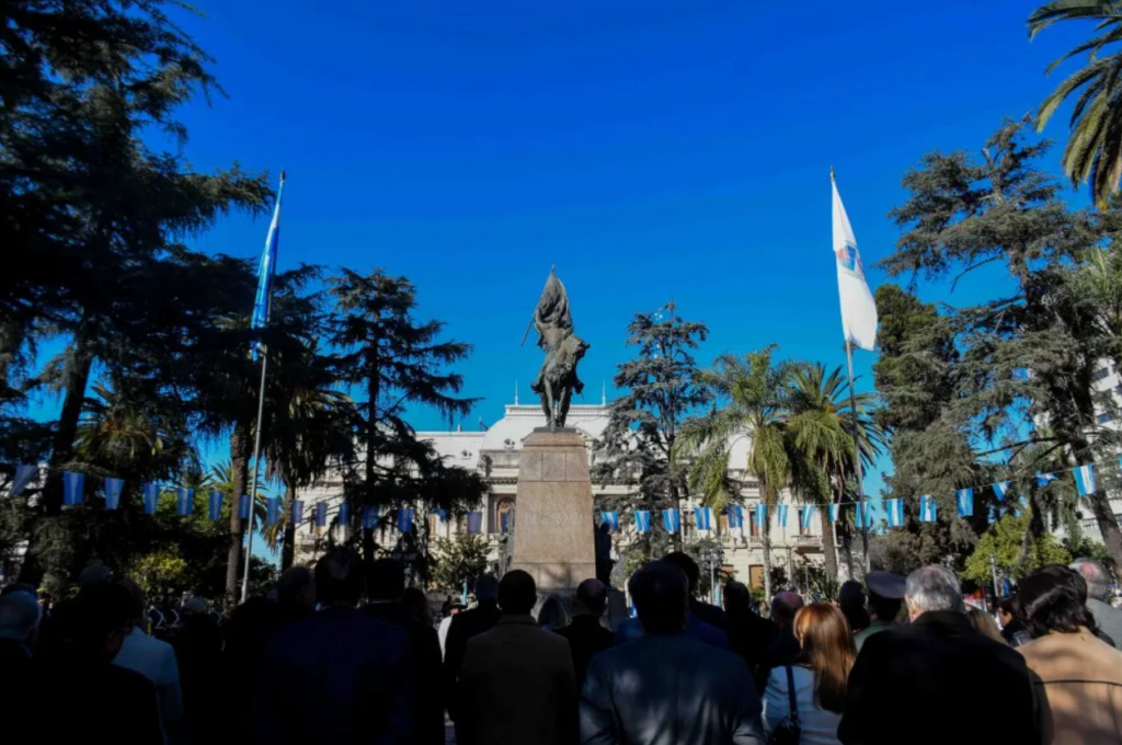 El gobernador Gerardo Morales encabezó el acto del Día de la Bandera, fecha en la que se conmemora el 202° aniversario del pase a la inmortalidad del General Manuel Belgrano.