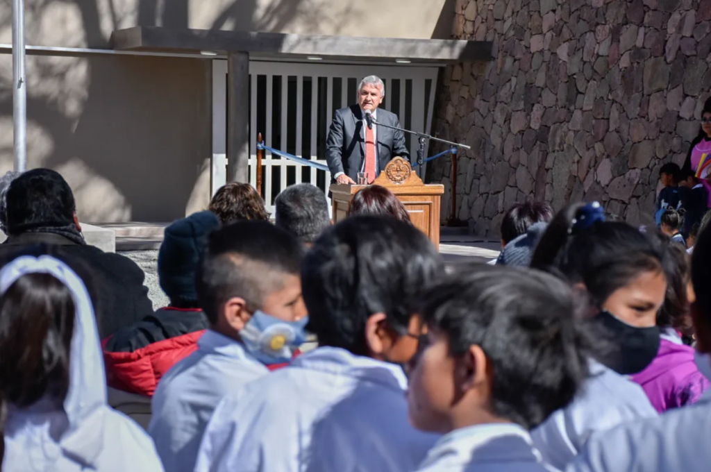 El Gobernador de la Provincia encabezó la ceremonia inaugural del moderno edificio correspondiente a la Escuela Primaria Nº 341 "Valentina Álvarez Prado de Peña" de la localidad de Hornillos.