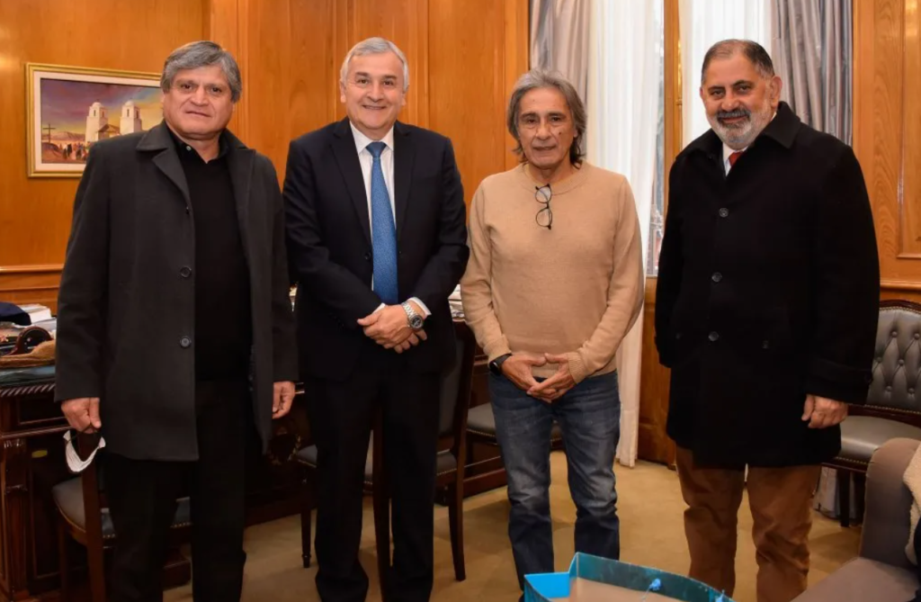 El gobernador Gerardo Morales recibió al intendente Raúl Jorge y a los ex futbolistas Mario Lobo, actual concejal, y Daniel "Rana" Valencia, para dialogar sobre la iniciativa para que el estadio La Tablada lleve el nombre del campeón mundial del 78.