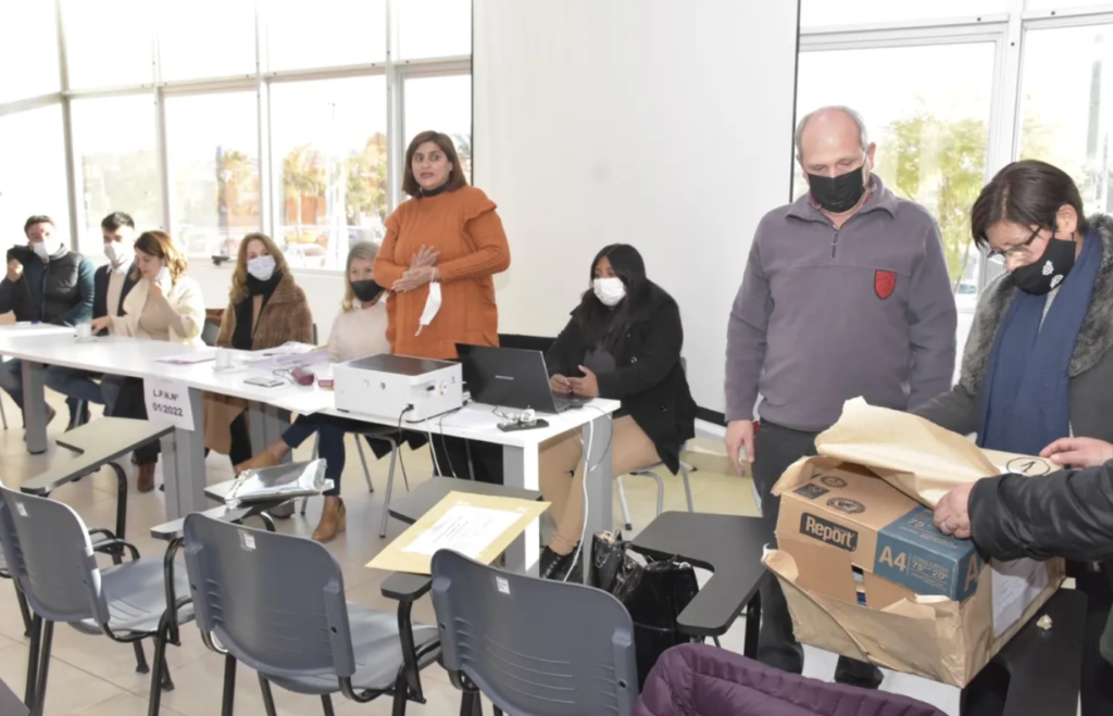 La titular de la cartera educativa, María Teresa Bovi, participó de la Apertura de Sobres para la ejecución de dos nuevas escuelas para la Provincia.