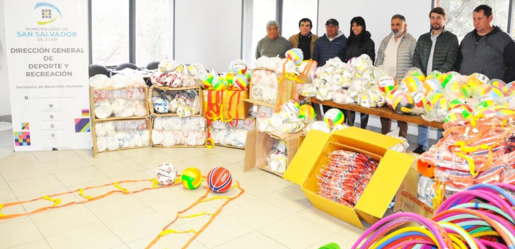 El Intendente capitalino Raúl Jorge, junto al secretario de Desarrollo Humano, Rodrigo Altea hizo entrega de equipamiento para centros deportivos pertenecientes a la Dirección General de Deportes y Recreación.