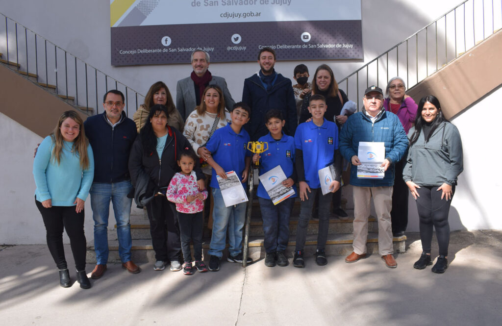 Ediles capitalinos recibieron al equipo del Instituto de Innovación y Tecnología Aplicada de Jujuy para hacerles entrega de la Minuta N° 55/2022 que declaró de Interés Municipal la participación del equipo en la próxima First Lego League 2022.