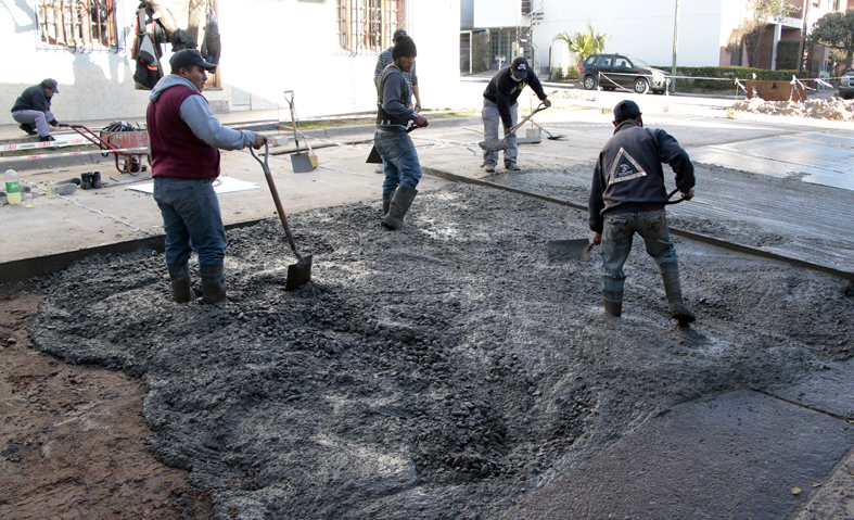 El intendente Jorge afirmó que con esta, serán seis las cuadras pavimentadas de la calle Mejías del Mirabal del barrio General Arias, en el marco del programa municipal de “Obras Mixtas”.