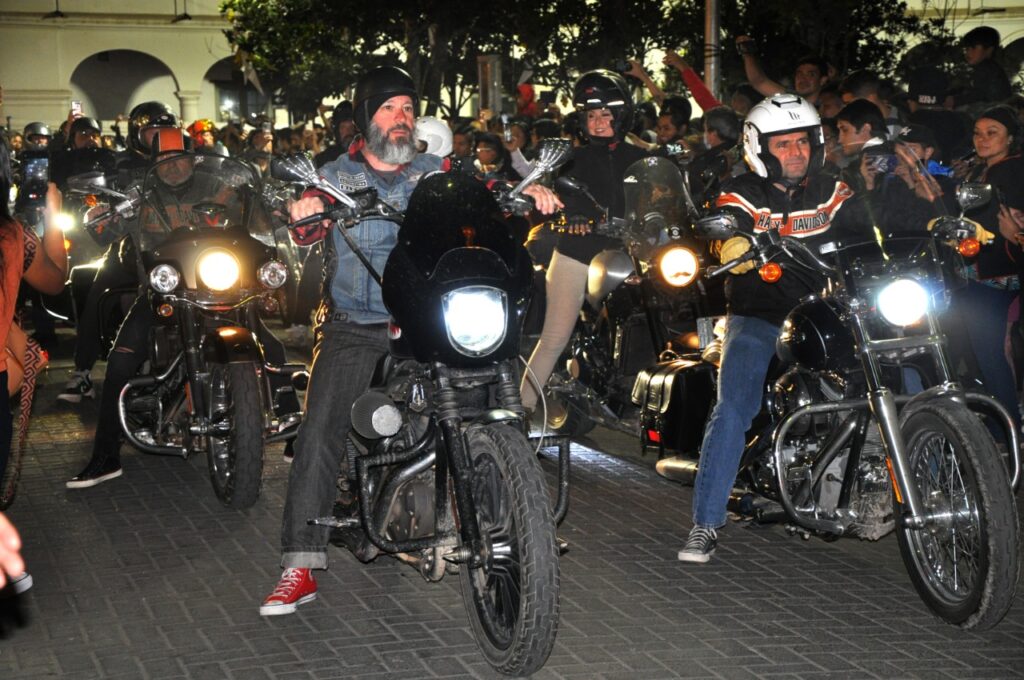 El Paseo Sarmiento fue el escenario elegido por más de cien motociclistas de diferentes puntos del país y países vecinos que forman parte del Club Harley Davidson.