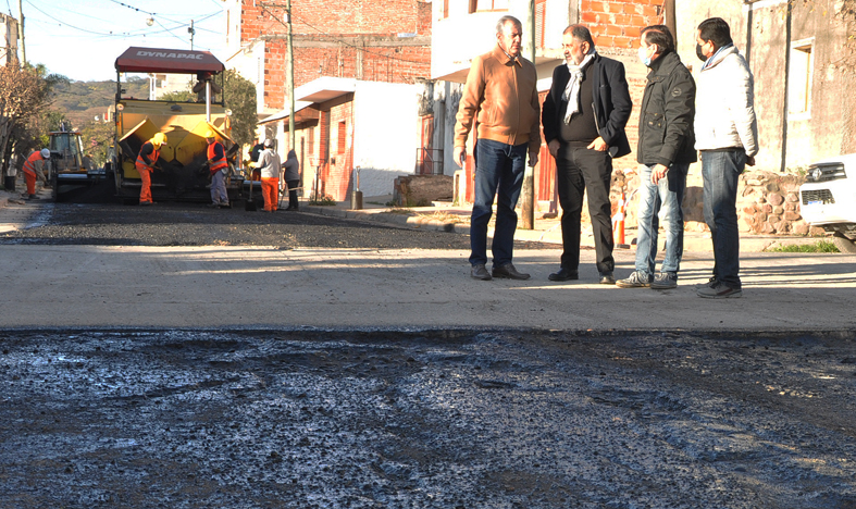 El Intendente Raúl “Chuli ” Jorge recorrió las obras de repavimentación de concreto asfáltico de seis cuadras de la calle Venezuela.