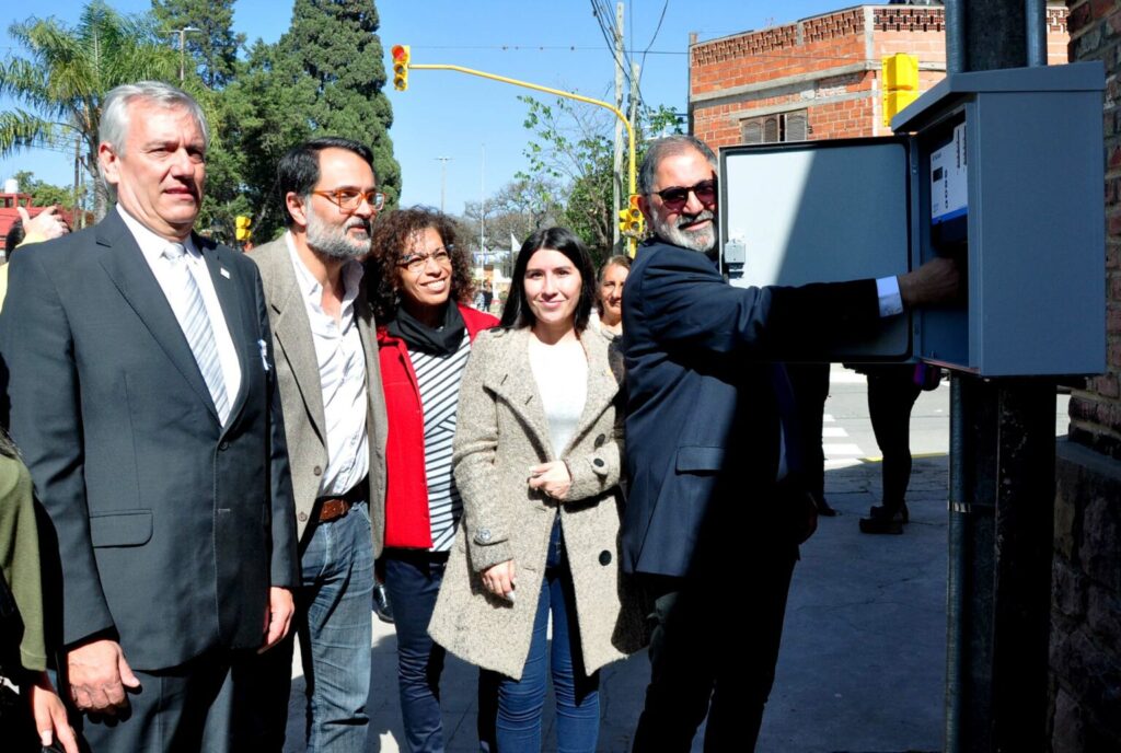 En el marco de la celebración del 66° aniversario del barrio 17 de Agosto, el Intendente, Raúl “Chuli” Jorge dejó inaugurado un nuevo semáforo en la intersección de calle Carlos Gardel y avenida Libertador.