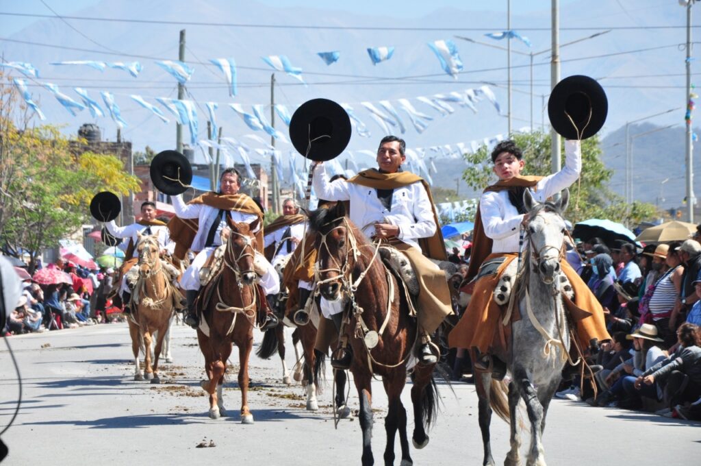 El desfile cívico militar y pasaje gaucho que luego de dos años de suspensión debido a la emergencia sanitaria, se pudo volver a realizar en avenida Forestal, con una gran convocatoria de vecinos y vecinas que se dieron cita en el lugar.