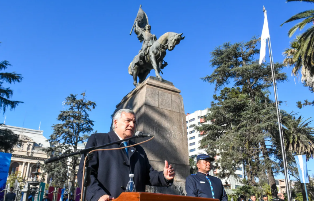 El Gobernador de la Provincia estuvo presente en el acto realizado en la plaza "General Belgrano", oportunidad en la cual convocó a reivindicar los ejemplos y valores legados por los Héroes de 1812.