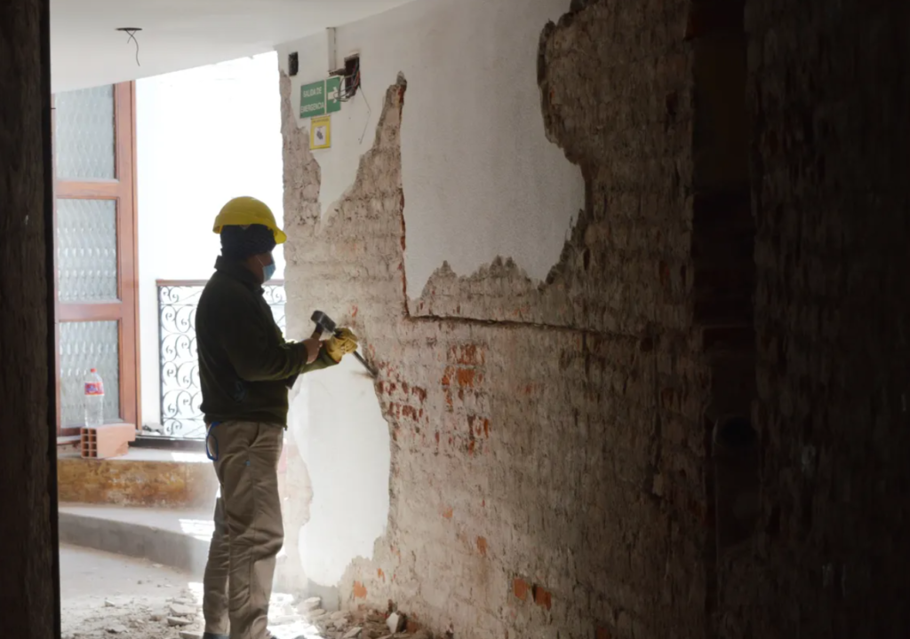 La nueva etapa de obras en el Teatro Mitre es de mejora estructural y de servicios de salas, camarines y sanitarios, incluyendo sistema de sonido, retapizados y nuevo telón.