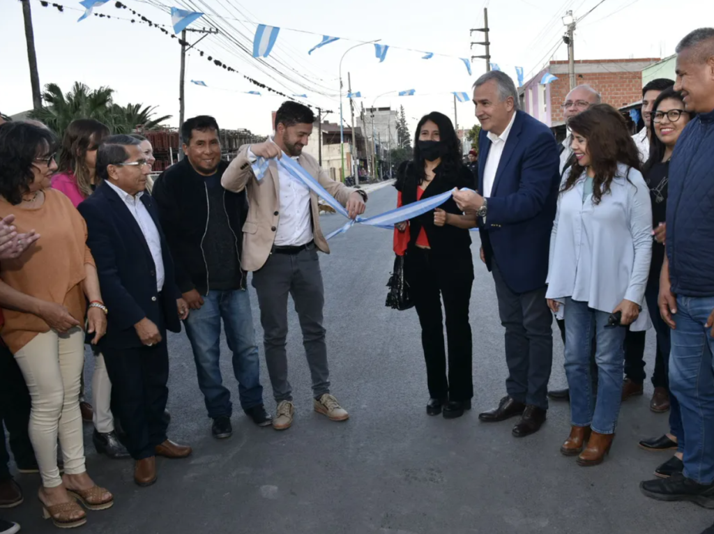 La avenida Congreso del barrio Santa Rosa, ubicada en el ingreso a la ciudad de Perico, quedó inaugurada con un acto presidido por el gobernador Gerardo Morales.