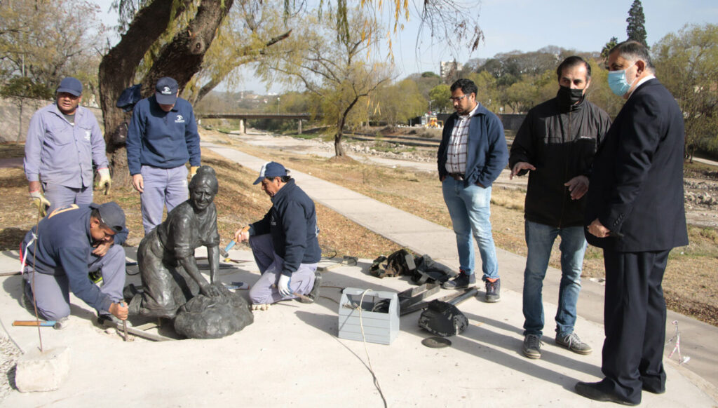 Se instalaron las esculturas de bronce definitivas de “Las Lavanderas” en el Parque Xibi Xibi, entre los puentes Mariano Moreno y Argañaráz.