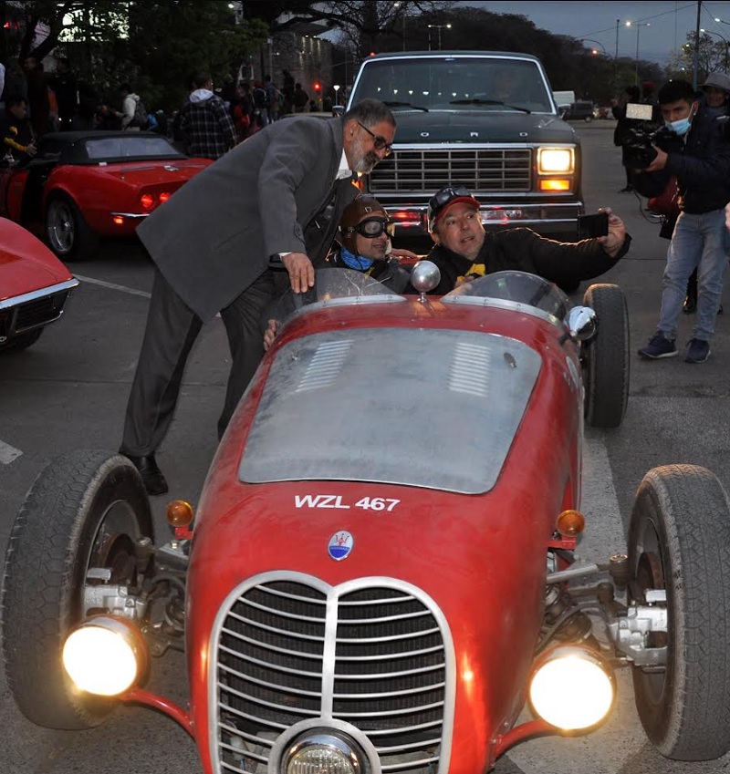 En las playas de estacionamiento de la avenida 19 de abril, tuvo lugar la exposición de autos clásicos provenientes de todo el país.