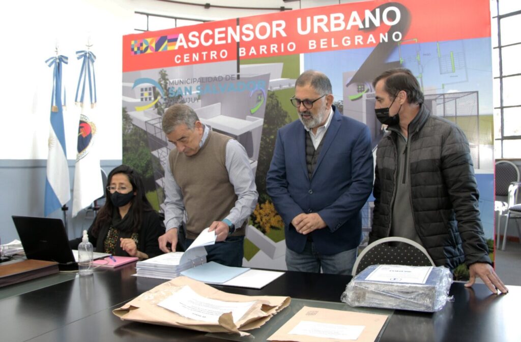 El intendente, Raúl “Chuli” Jorge, presidió la apertura de sobres de licitación para la construcción del segundo ascensor urbano que conectará a los barrios Belgrano y Centro en la intersección de avenida Fascio y calle Lamadrid.