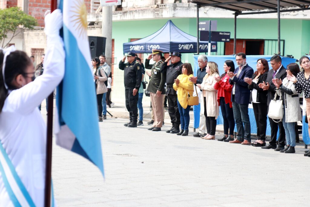 Concejales, autoridades del centro vecinal, representantes de instituciones del sector y de las fuerzas armadas, festejaron junto a los vecinos el los 35 años del barrio La Merced.