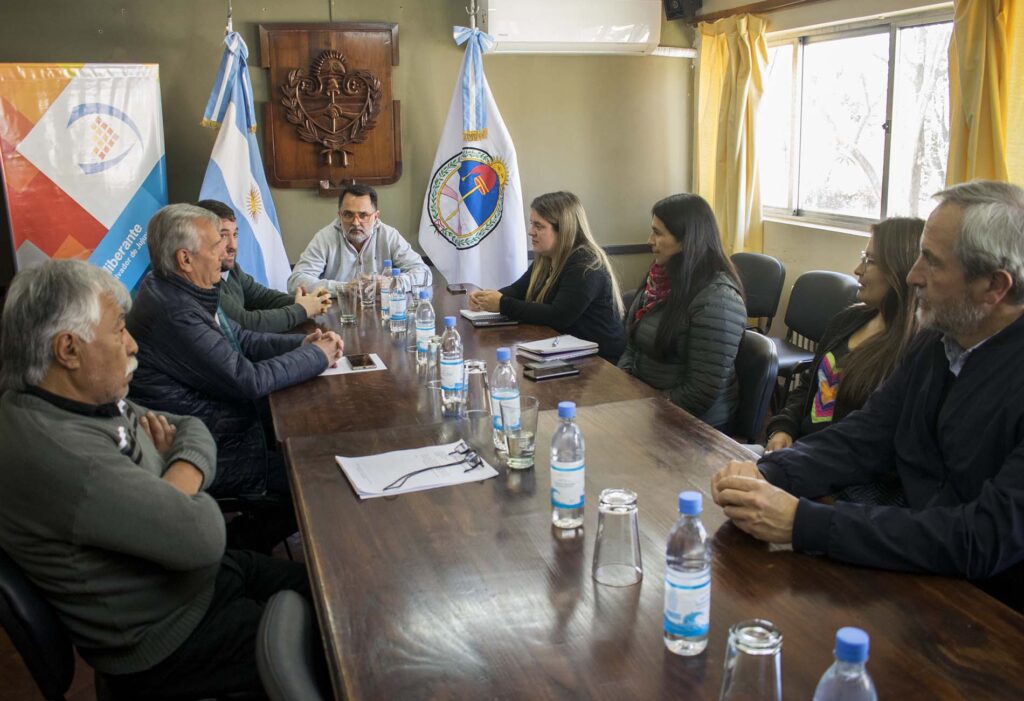 Concejales recibieron al presidente de la Cámara de Combustibles de Jujuy y al Secretario de Servicios Públicos de la municipalidad para hablar sobre la ordenanza que prohíbe el suministro de combustible a los conductores y/o acompañantes de moto vehículos que no tengan el casco reglamentario.