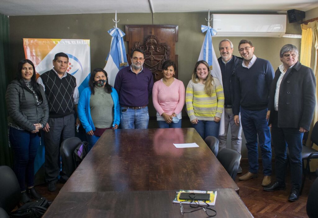 Los concejales Lisandro Aguiar, Patricia Moya, Melisa Silva, José Rodríguez Bárcena, Leandro Giubergia y Mario Lobo, recibieron en la sala de reuniones del Concejo Deliberante a las autoridades de los Centros Vecinales de Guerrero y Los Molinos.