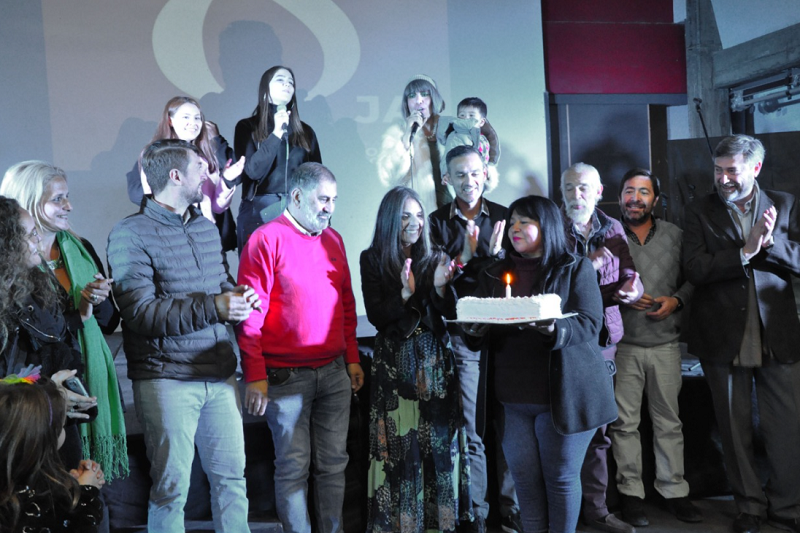 Se celebraron los ocho años de la sala teatral Jorge Accame, con la presentación de las voces de Martina Chumacero y Maru Fassola.