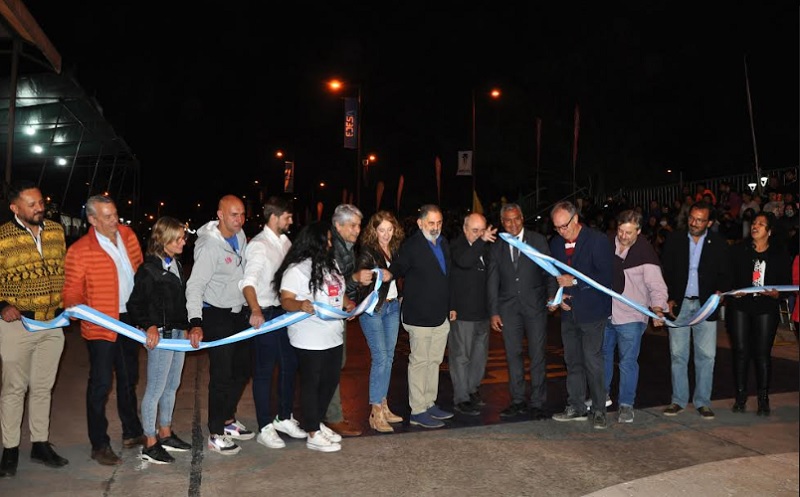 El Intendente Raúl “Chuli” Jorge participó en el acto inaugural de la 71° edición de la Fiesta Nacional de los Estudiantes, dando inicio al primer desfile de carrozas mediante el tradicional corte de cintas.