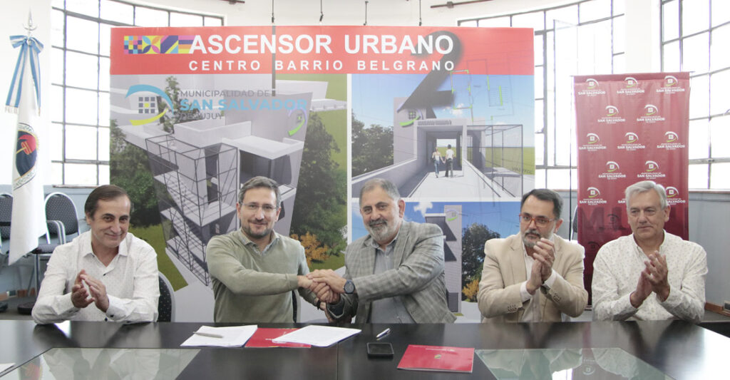 La rúbrica la realizaron el intendente, Raúl “Chuli” Jorge y Ramiro Saravia Pérez, representante de SIDERA SRL, empresa que ganó la licitación para la obra civil del segundo ascensor municipal.