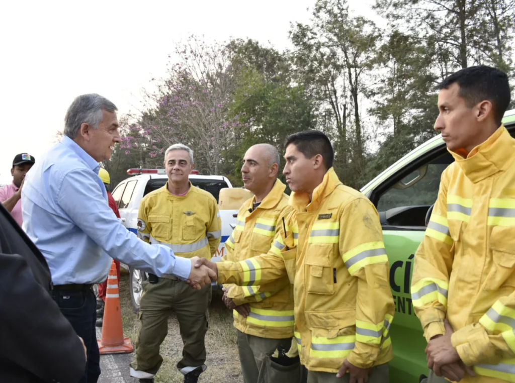 El gobernador Gerardo Morales recorrió la zona afectada por los incendios e informó que se logró reducir la superficie afectada por el fuego en la zona de las Yungas.