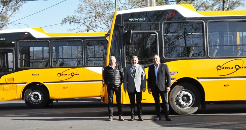 El intendente Raúl “Chuli” Jorge, participó de la presentación de nuevas unidades de colectivos de la firma “Santa Ana”.