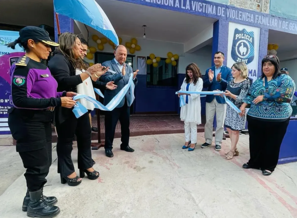  Nuevo Centro de Atención para víctimas de violencia familiar y de género en Libertador En el marco de la Ley Iara N°6186, autoridades del Ministerio de Seguridad inauguraron un nuevo Centro de Atención para Víctimas de Violencia Familiar y de Género.