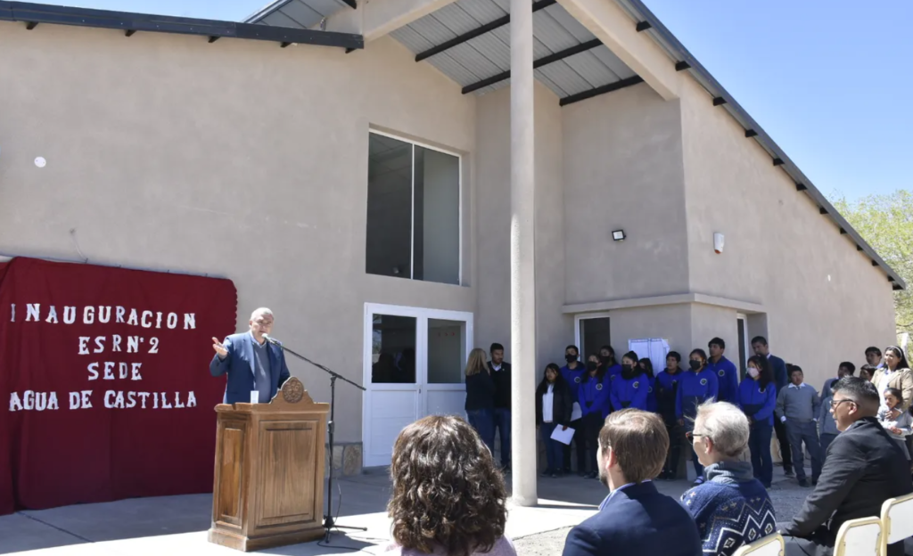 El Gobernador inauguró el moderno edificio destinado a la Escuela Secundaria Rural N° 2 Mediada por TIC sede Agua de Castilla.