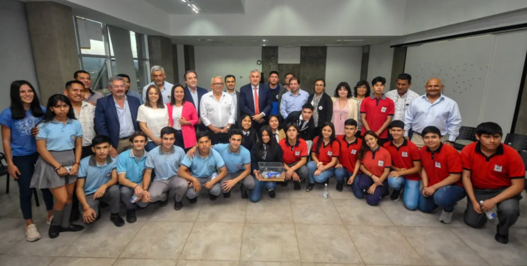 El gobernador de la Provincia encabezó un encuentro con alumnos de las escuelas técnicas participantes de la competencia “Desafío ECO- YPF". 