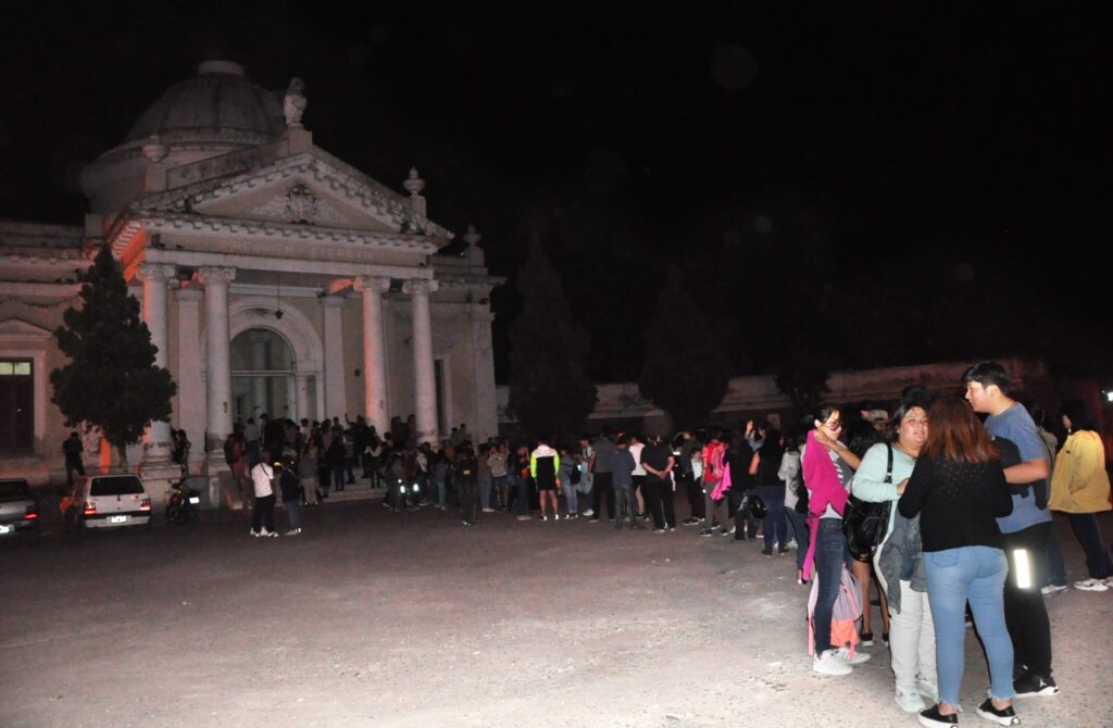 La Ciudad ofreció a vecinos y turistas un interesante abanico de actividades en el marco de la Noche del Turismo que incluyó recorridos guiados por diferentes puntos de la ciudad, obras de teatro, exposiciones, paseos gastronómicos y observación astronómica.